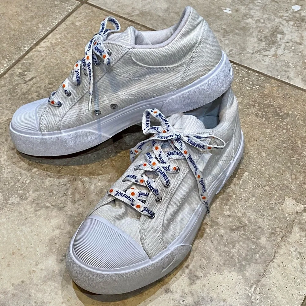 Women's Vintage Nike Sneakers - Sz 7.5